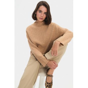 Pulover crop cu guler scurt