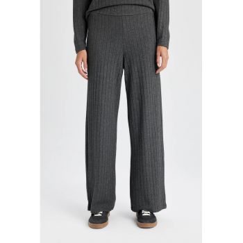 Pantaloni striati cu croiala ampla