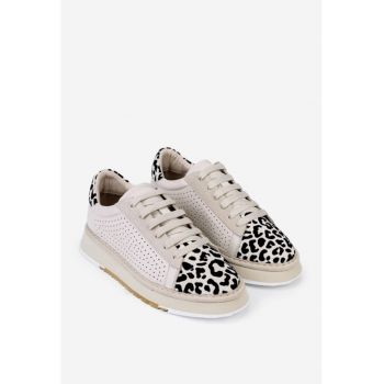Pantofi  bej din piele cu model