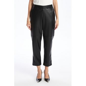 Pantaloni crop cu aspect de piele