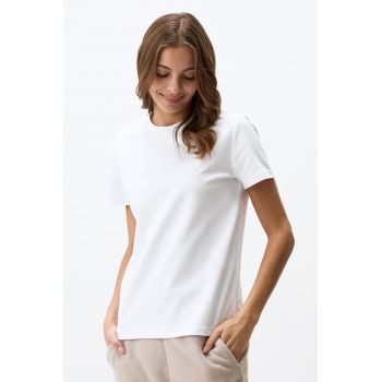 Tricou cu decolteu la baza gatului
