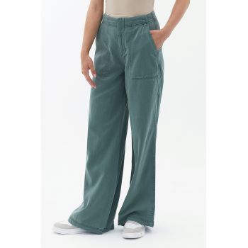 Pantaloni cu croiala ampla si talie medie