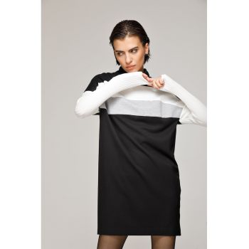 Rochie cu model in dungi si guler inalt ieftina