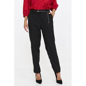 Pantaloni conici cu o curea metalica