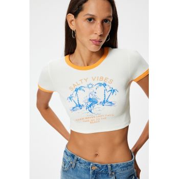 Tricou cu decolteu la baza gatului si imprimeu