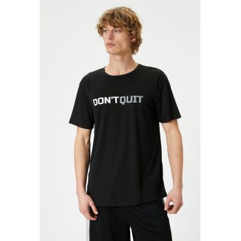 Tricou cu decolteu la baza gatului si imprimeu text