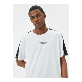 Tricou cu decolteu la baza gatului