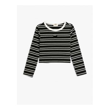 Bluza cambrata cu decupaj in forma de inima