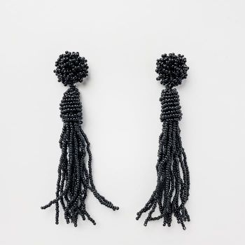 Cercei lungi in forma de ciucure cu margelute negre