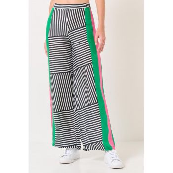 Pantaloni evazati cu imprimeu si talie medie
