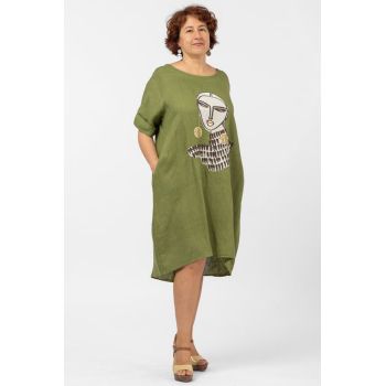 Rochie midi verde olive din in cu imprimeu fata cu cercei aurii cu strasuri