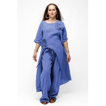 Compleu cu flori aplicate din in, cu bluza tunica mai lunga in spate si pantaloni, albastru lavanda