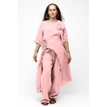 Compleu cu flori aplicate din in, cu bluza tunica mai lunga in spate si pantaloni, roz prafuit