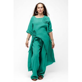 Compleu cu flori aplicate din in, cu bluza tunica mai lunga in spate si pantaloni, turcoaz