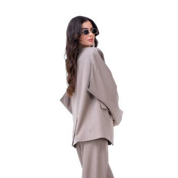 Costum bej cu sacou cu maneca decupata si pantaloni drepti