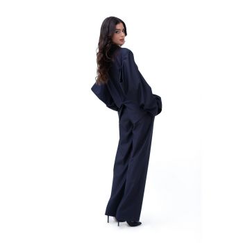 Costum gri cu sacou cu maneca decupata si pantaloni drepti