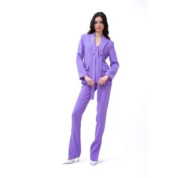 Costum lila cu sacou cu revere alungite si pantaloni slim fit