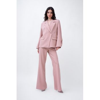 Costum roz pudra cu sacou cu detalii si pantaloni evazati