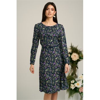 Rochie bleumarin cu imprimeuri florale lila si curea in talie