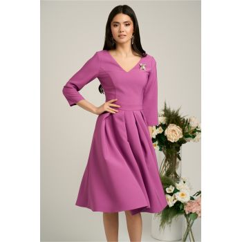 Rochie LaDonna lila midi cu decolteu adanc si brosa detasabila