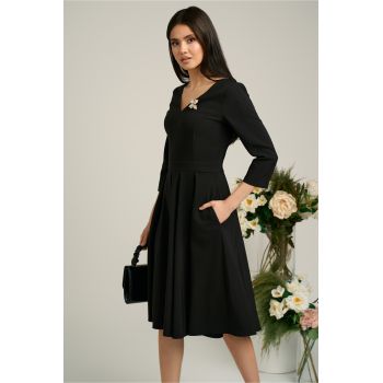 Rochie LaDonna neagra midi cu decolteu adanc si brosa detasabila