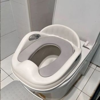 Reductor WC pentru copii Little Mom Silver cu dula fixare,spatar si manere de sustinere, colac moale din spuma PU, pentru copii cu varsta pana la 7 ani, protectie impotriva stropilor
