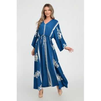 Rochie lunga, albastru turcoaz, cu elastic in talie si imprimeu decoativ alb, din vascoza
