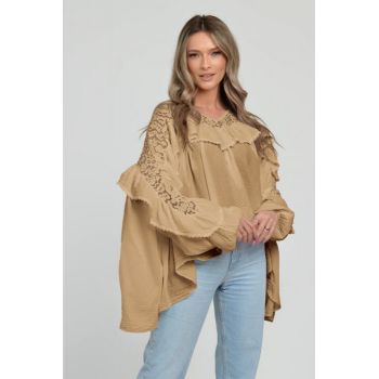 Bluza boho oversize din batist de bumbac, in colturi, cu volan si dantela, camel