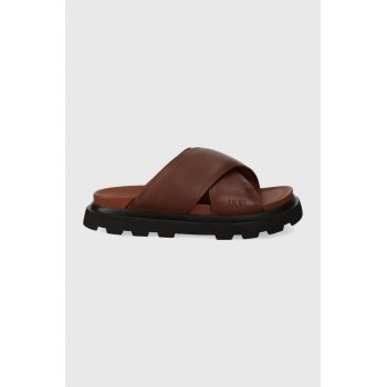 UGG slapi de piele W Capitelle Crossband femei, culoarea maro, 1152672.COG