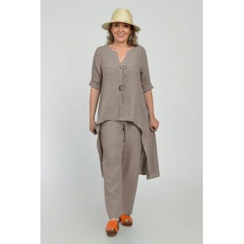 Compleu din in, cu nasturi decorativi, cu pantaloni si bluza tunica mai lunga in spate, bej inchis