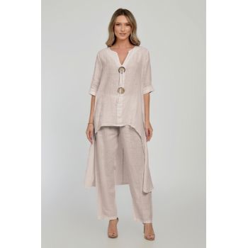 Compleu din in, cu nasturi decorativi, cu pantaloni si bluza tunica mai lunga in spate, bej