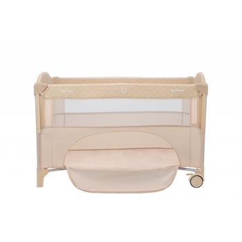 Patut pliabil pentru copii KikkaBoo Milky Way Beige cu 2 nivele,laterala culisanta pe 3 nivele,pliere compacta,usa cu fermoar,roti cu frane,curea de fixare pat,saltea pliabila,gentuta organizator si geanta transport incluse