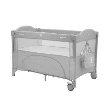 Patut pliabil pentru copii KikkaBoo Milky Way Grey cu 2 nivele,laterala culisanta pe 3 nivele,pliere compacta,usa cu fermoar,roti cu frane,curea de fixare pat,saltea pliabila,gentuta organizator si geanta transport incluse
