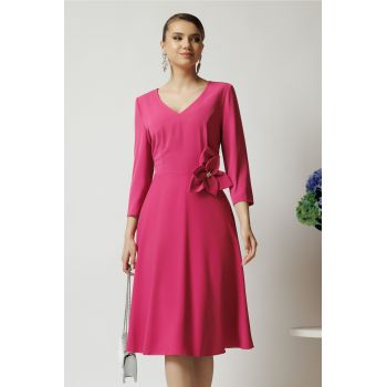 Rochie eleganta din triplu voal fucsia cu floare maxi in talie