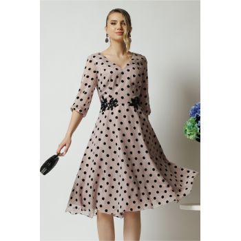 Rochie eleganta din voal bej cu buline si dantela in talie