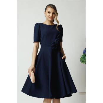 Rochie office din stofa bleumarin cu floare maxi pe talie