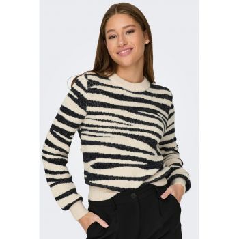 Pulover cu animal print si decolteu la baza gatului