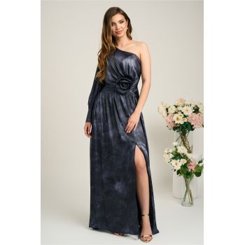 Rochie Ella Collection Noa lunga de ocazie bleumarin din satin cu floare maxi pe talie