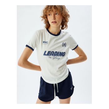Tricou cu decolteu la baza gatului si imprimeu text