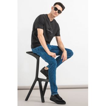 Tricou cu decolteu la baza gatului si logo brodat