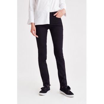 Pantaloni slim fit cu talie medie