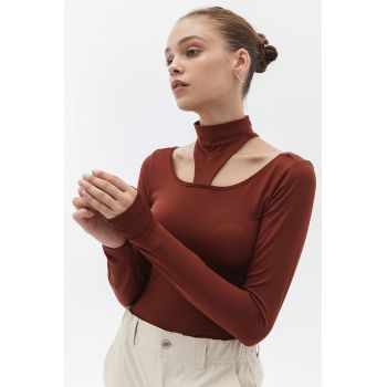Bluza cambrata cu guler inalt