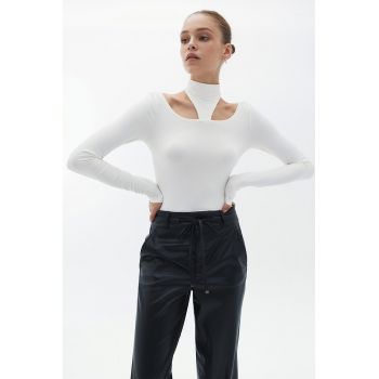 Bluza cambrata cu guler inalt