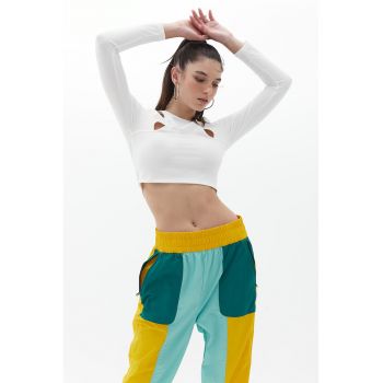 Bluza crop cu decupaje
