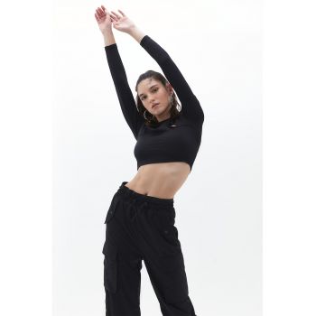 Bluza crop cu decupaje