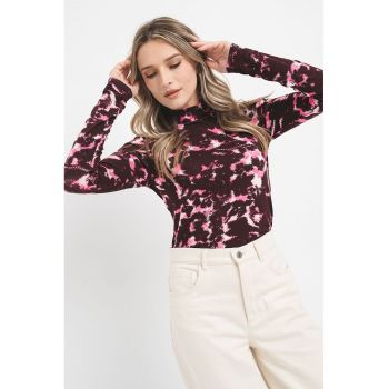 Bluza cu model si decolteu la baza gatului