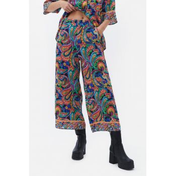 Pantaloni cu croiala ampla si imprimeu abstract