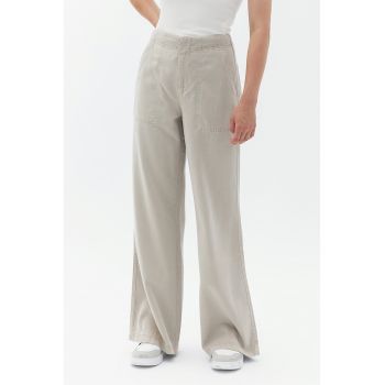 Pantaloni cu croiala ampla si talie medie