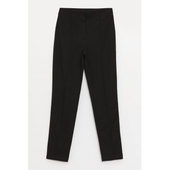 Pantaloni cu croiala conica si model uni