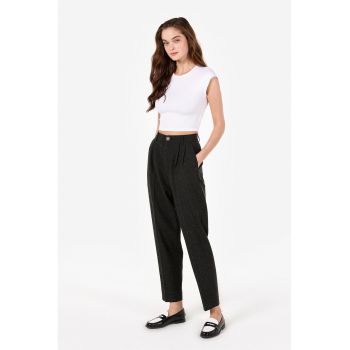 Pantaloni cu croiala conica si pliuri